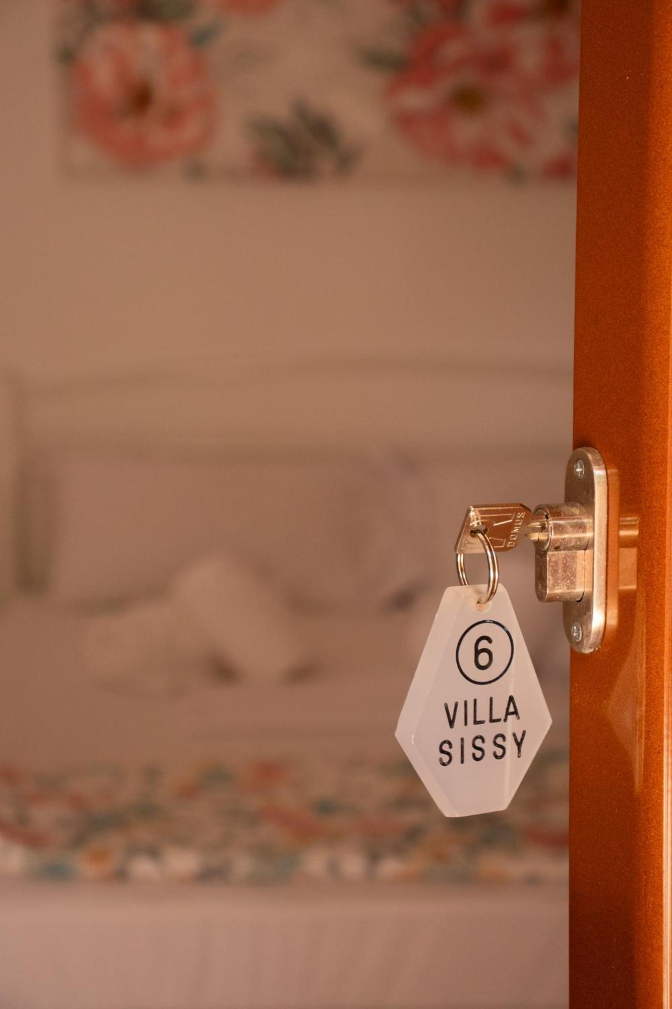 Sissy & Apartment *